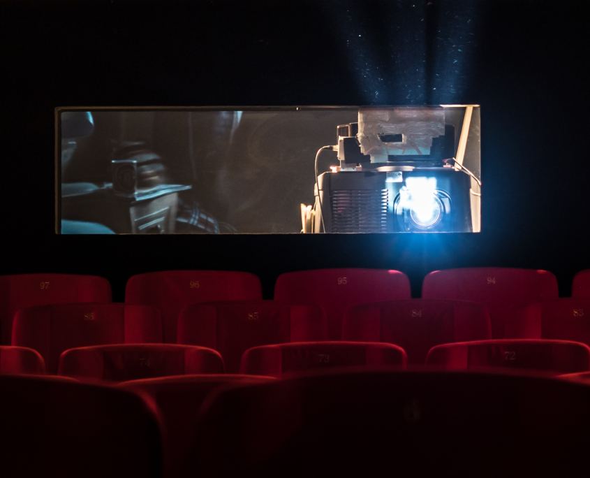 Sala con proyector de cine digital